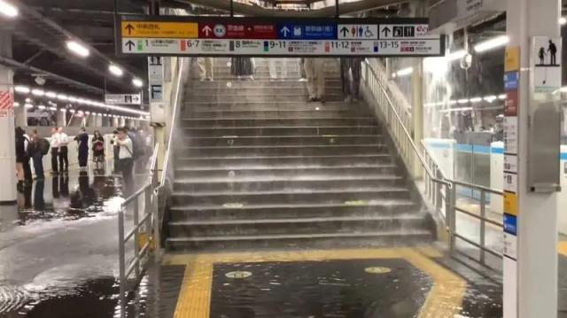東京暴雨破紀錄!新宿驚現下水道水柱噴發奇景