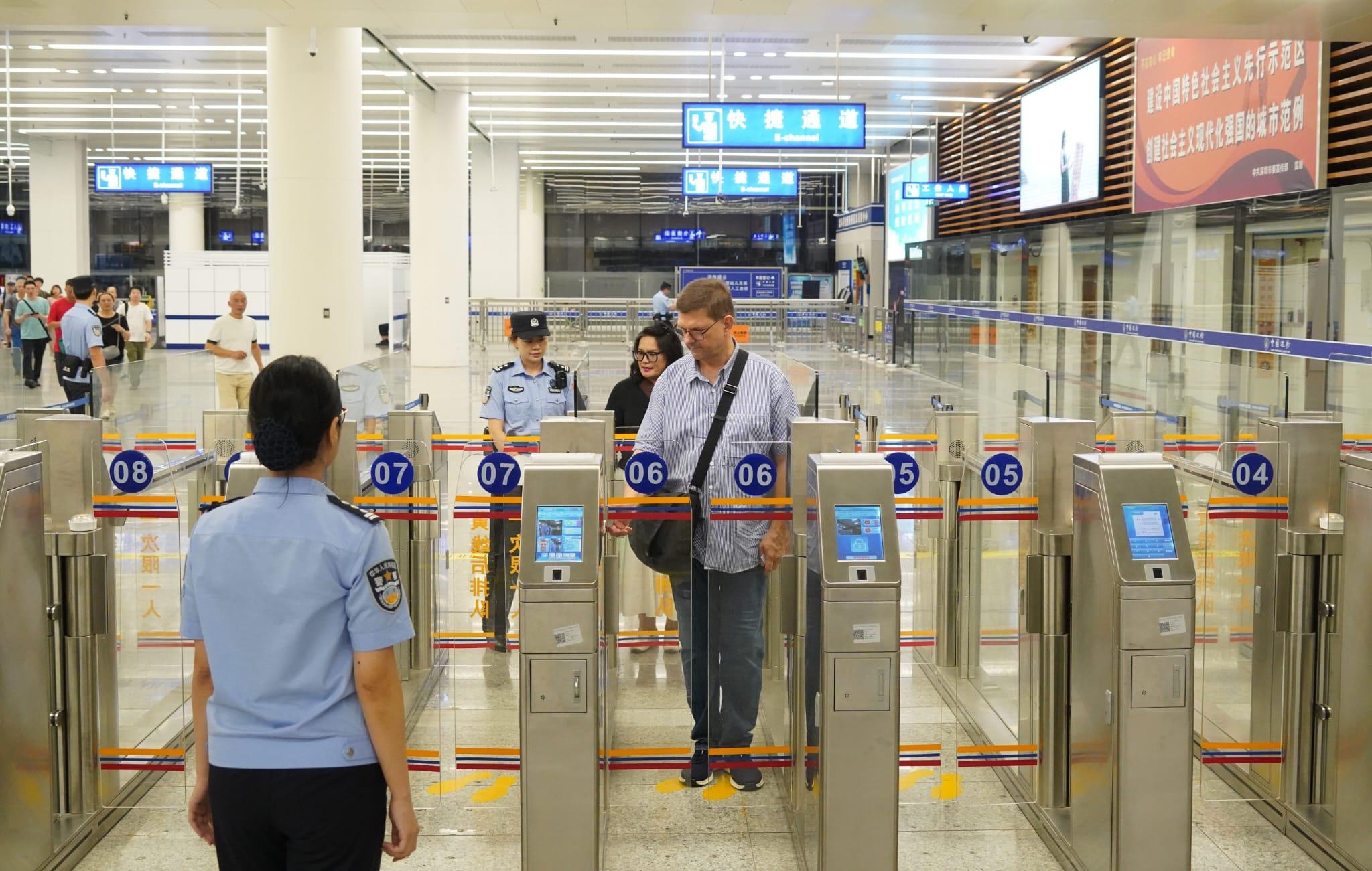 Alfred與家人首度使用回鄉證過關。