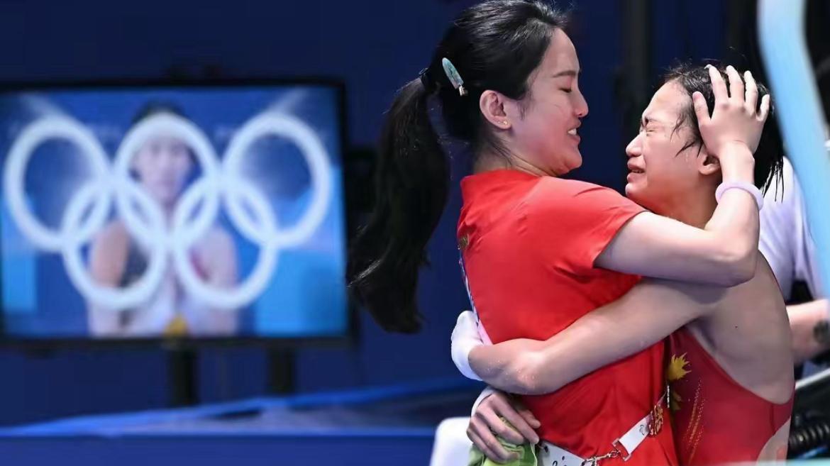 全紅嬋奪金後,抱住師傅陳若琳痛哭