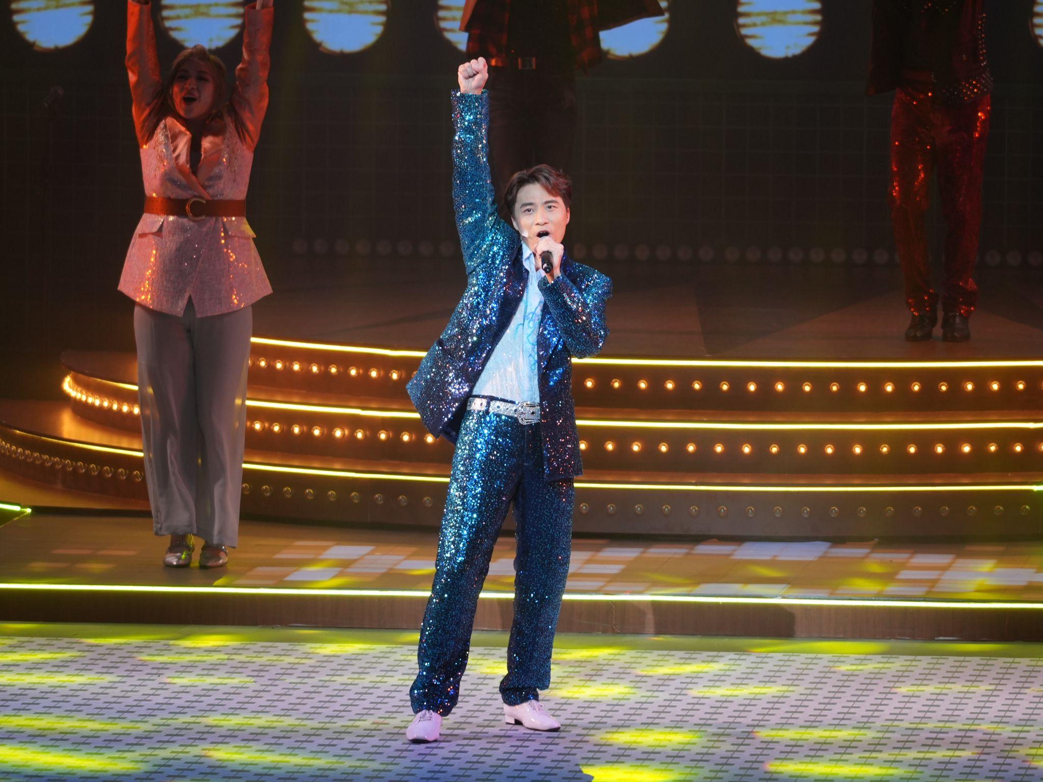 不擅跳舞的黃劍文唱大量哥哥經典歌。