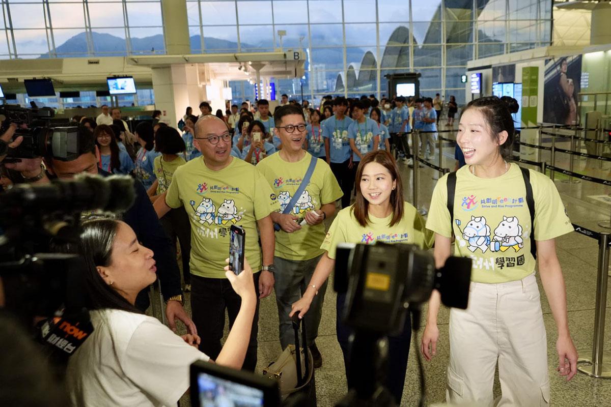 江旻憓(右一)履新首日隨上司譚志源(左一)出發往杭州。