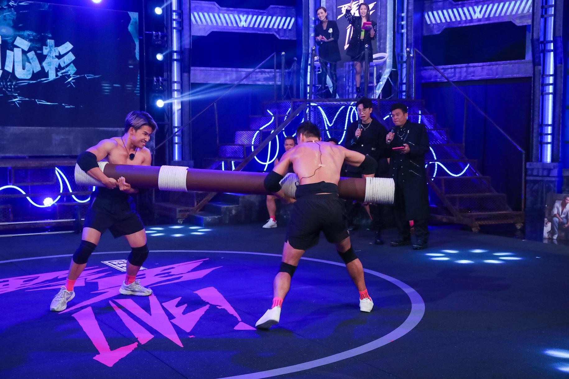 競技項目「野性頂心杉」上,兩位野男鬥智鬥力。