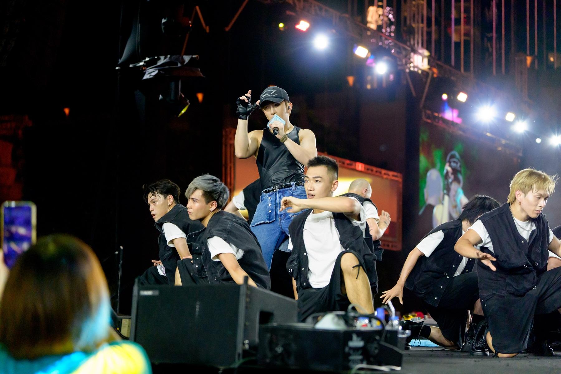 Anson Lo在澳門水上音樂節WAVEFest演出。