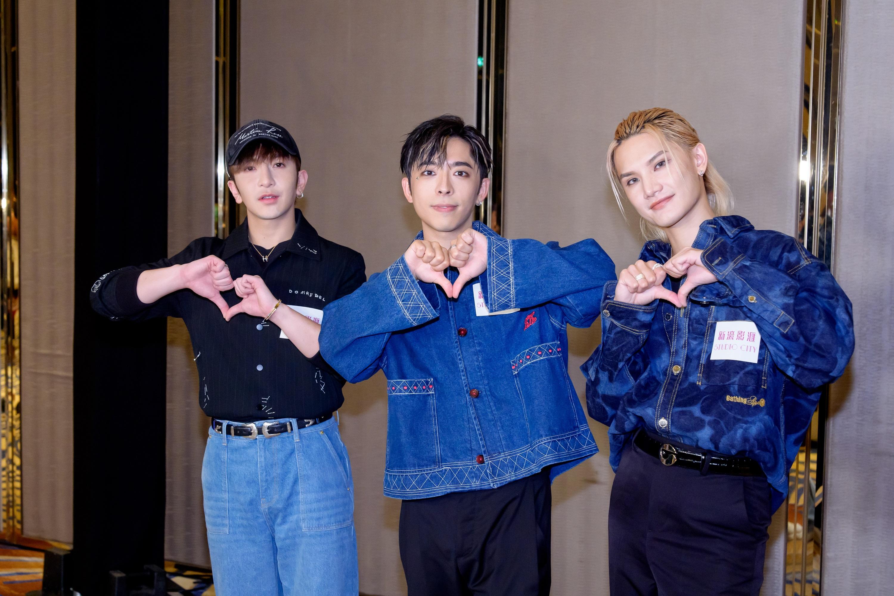 Anson Lo、Edan和Jeremy劇透小組歌的「妹豬舞」招牌動作。