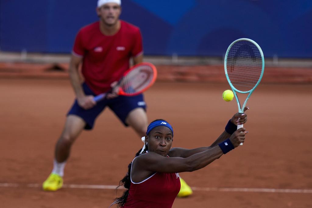 美國的嘉奧芙在混雙止步。(美聯社)