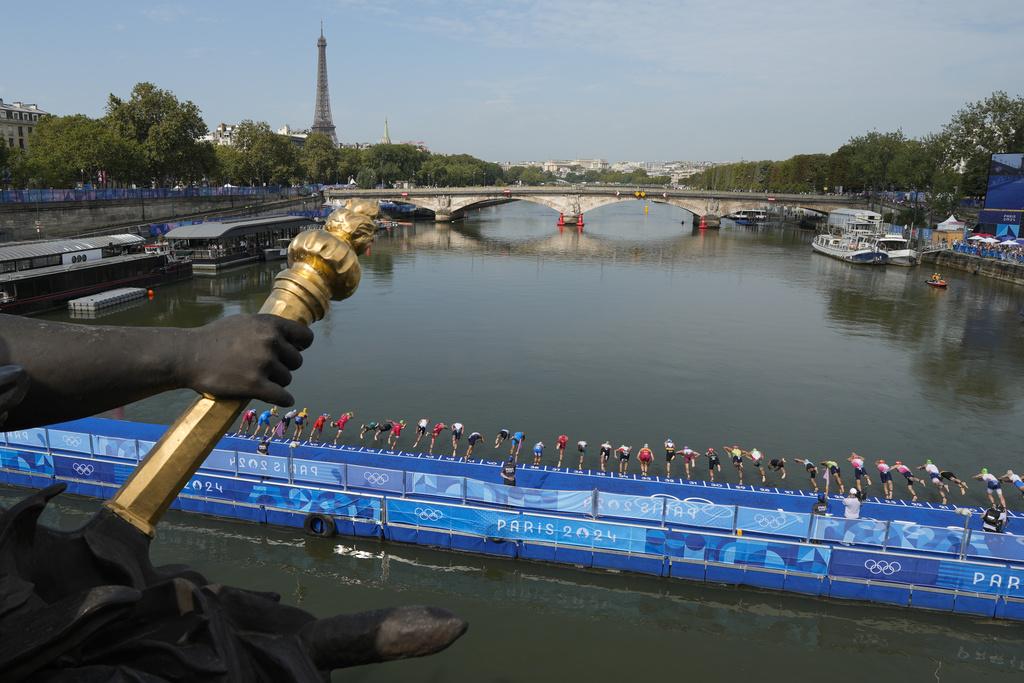 三項鐵人男女子組順利在塞納河上完成。(美聯社)