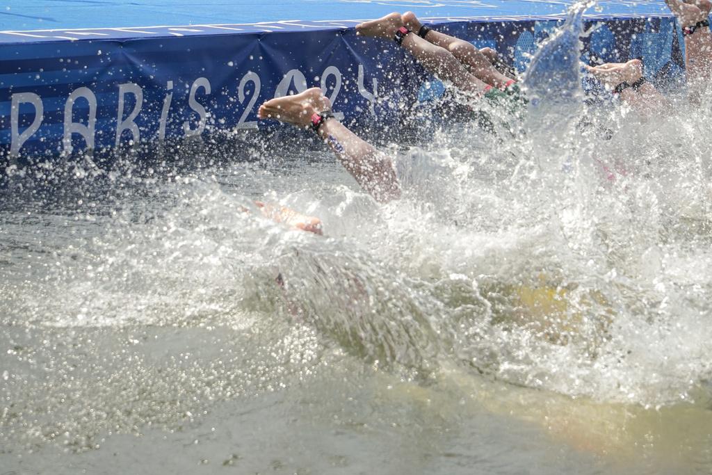 三項鐵人男女子組順利在塞納河上完成。(美聯社)