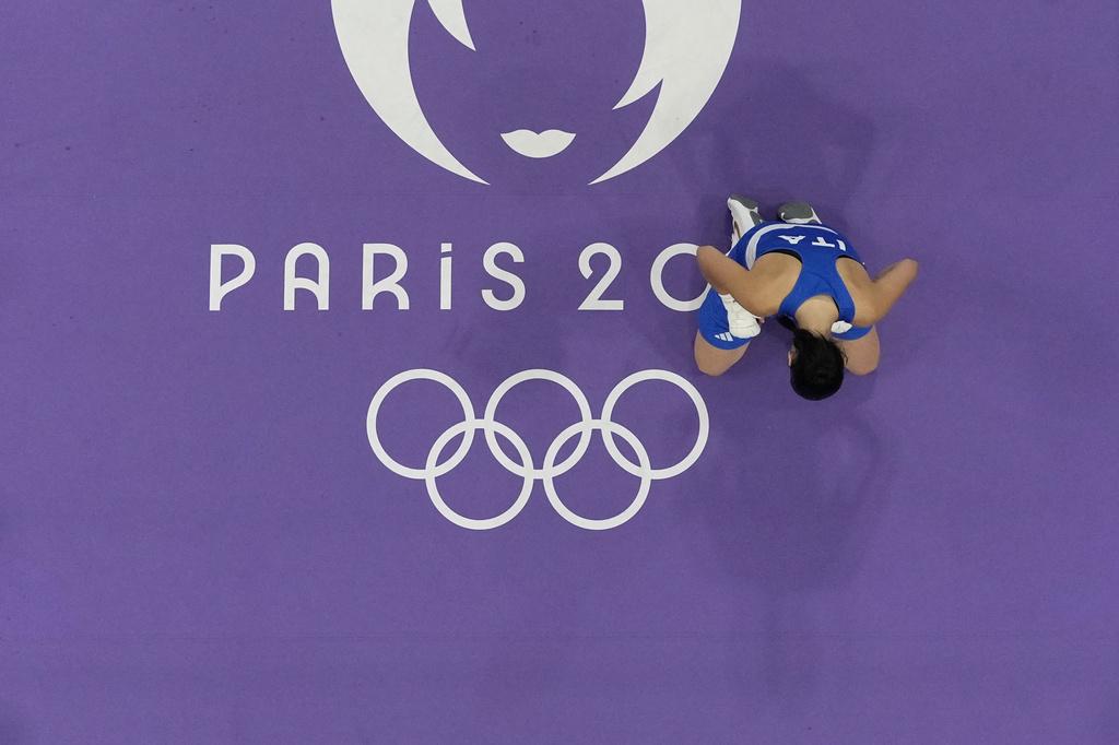 意大利拳手退賽後跪地痛哭。(美聯社)