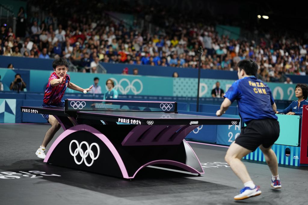 中國選手樊振東和日本代表張本智和激戰7局。(美聯社)