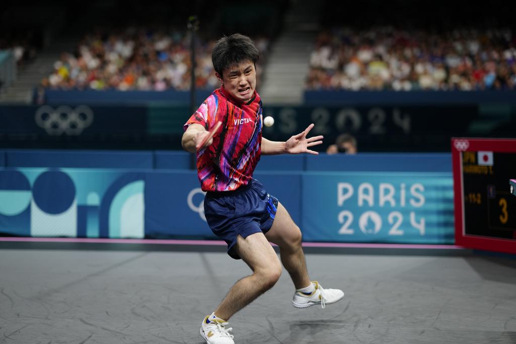 張本智和原本領先兩局,及後被樊振東追回。(美聯社)