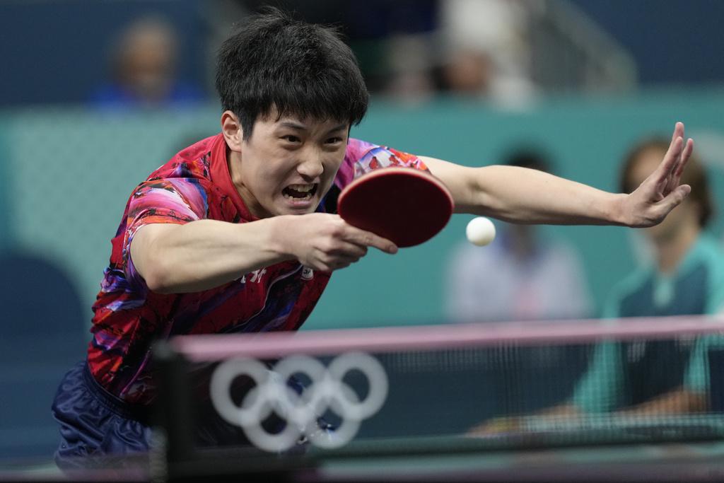 張本智和原本領先兩局,及後被樊振東追回。(美聯社)