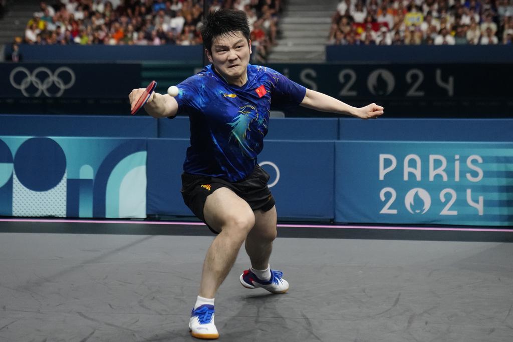 中國選手樊振東和日本代表張本智和激戰7局。(美聯社)