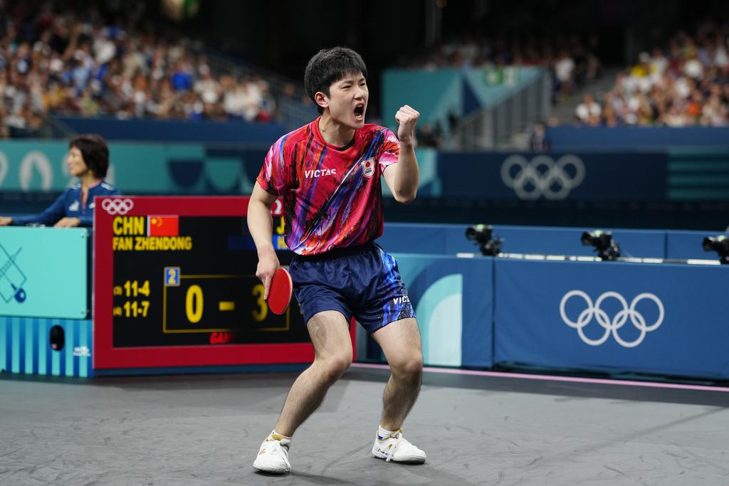 張本智和原本領先兩局,及後被樊振東追回。(美聯社)