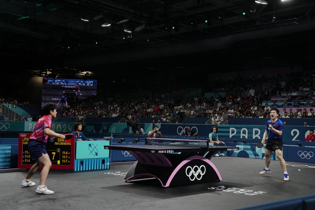 中國選手樊振東和日本代表張本智和激戰7局。(美聯社)