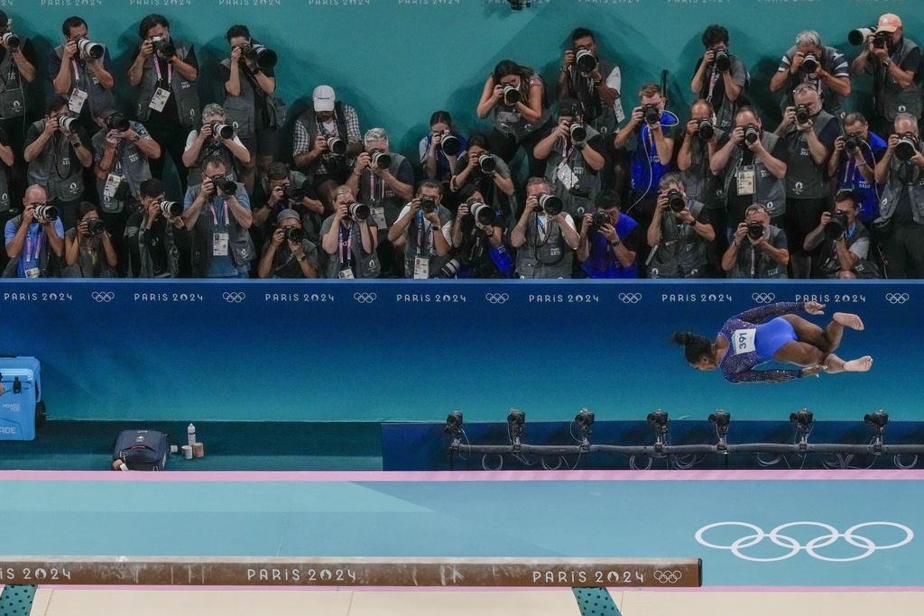 繼2016里約奧運於女子個人全能摘金後,比莉絲事隔八年再度封后。(美聯社)