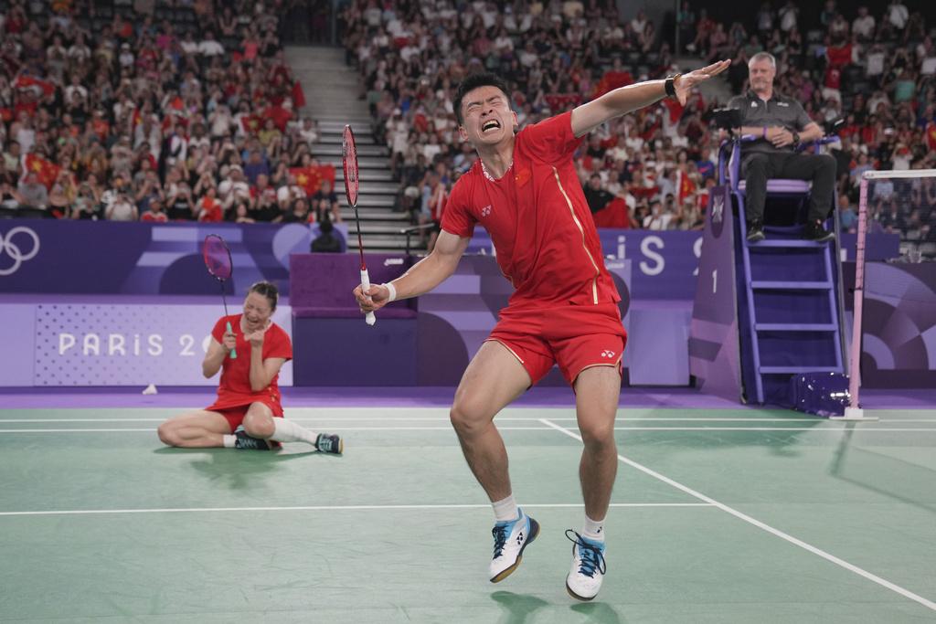 巴黎奧運|中國組合黃雅瓊和鄭思維取得羽毛球混雙金牌。(美聯社)