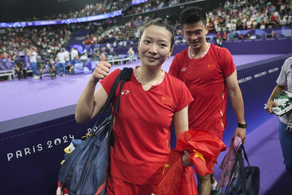 巴黎奧運|中國組合黃雅瓊和鄭思維取得羽毛球混雙金牌。(美聯社)
