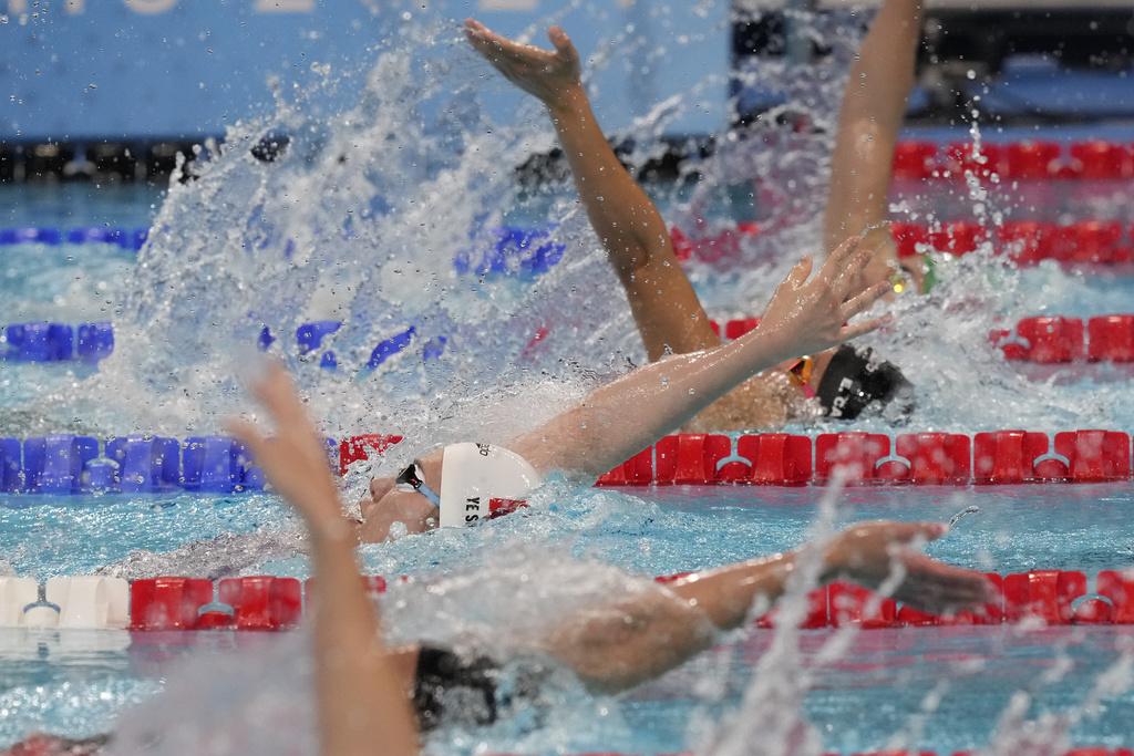 澳洲名將麥姬雲成功衛冕女子200米背泳金牌。(美聯社)