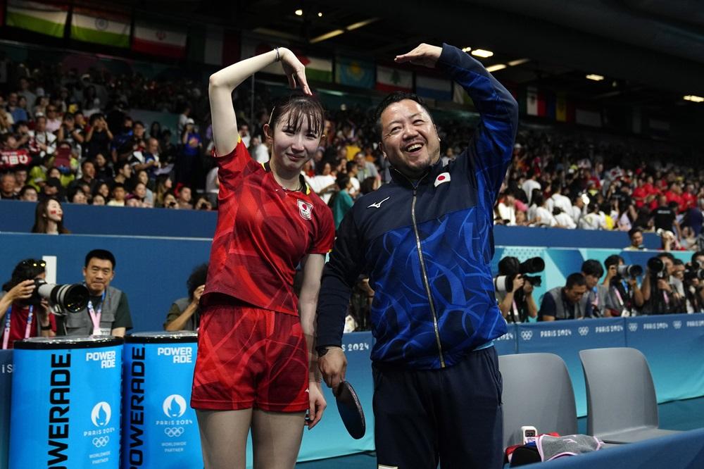 早田希娜與教練合照。(美聯社)