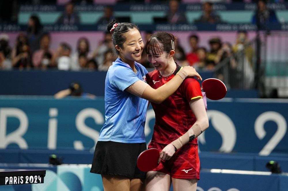 南韓的申裕斌上前安慰早田希娜。(美聯社)