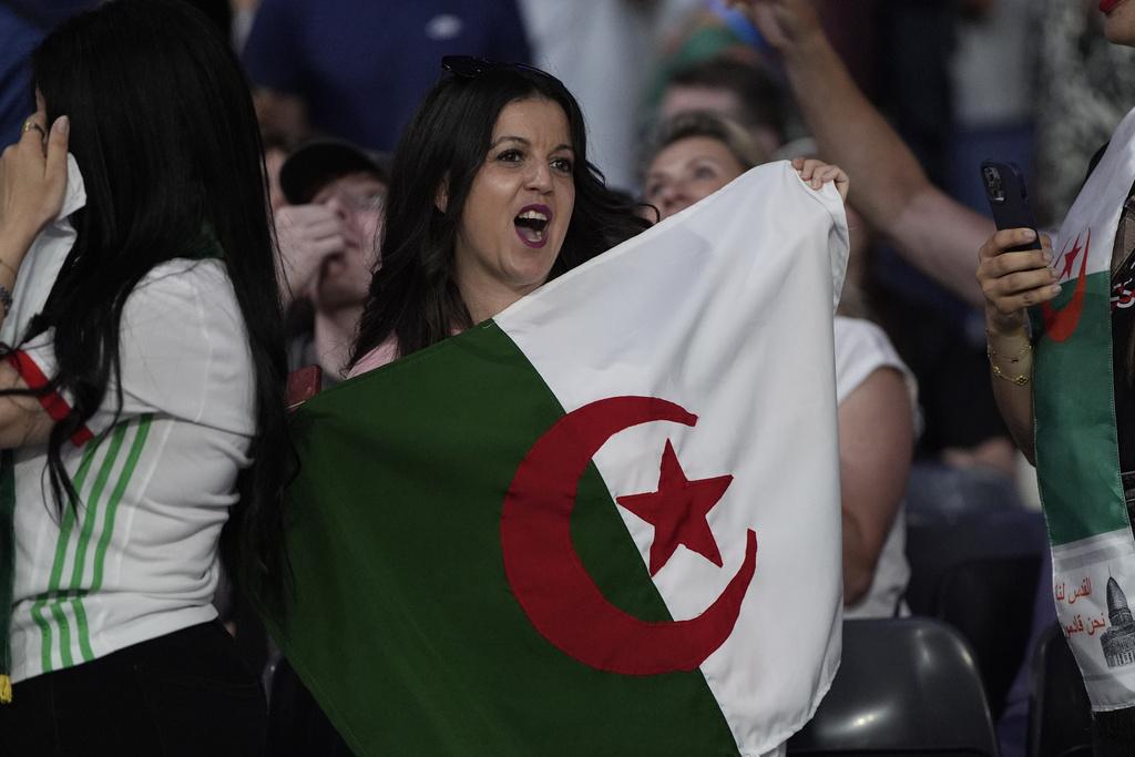 不少阿爾及利亞人入場支持打氣。(美聯社)