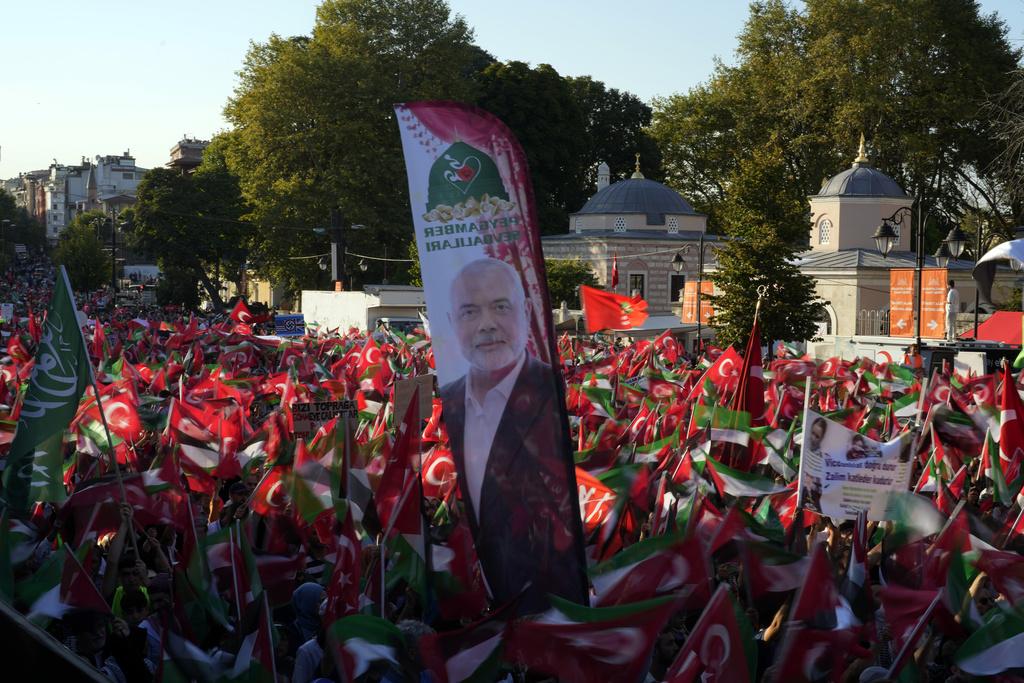 土耳其伊斯坦布爾民眾上街集會,抗議以色列暗殺哈尼亞,並對巴勒斯坦表達支持。(美聯社)