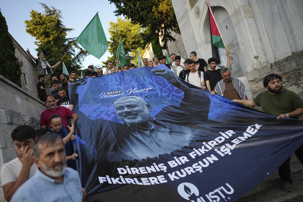 土耳其伊斯坦布爾民眾上街集會,抗議以色列暗殺哈尼亞,並對巴勒斯坦表達支持。(美聯社)