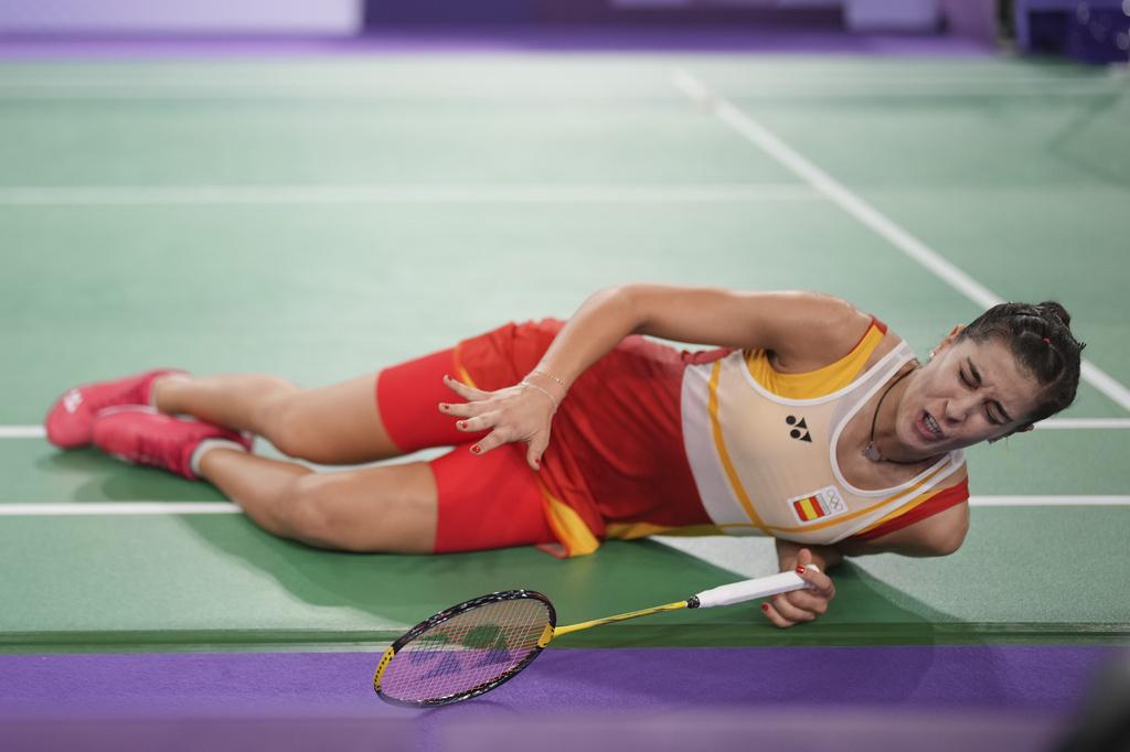 巴黎奧運|馬蓮(Carolina Marin)對何冰嬌的4強戰中,大幅領前下重傷退賽。(美聯社)