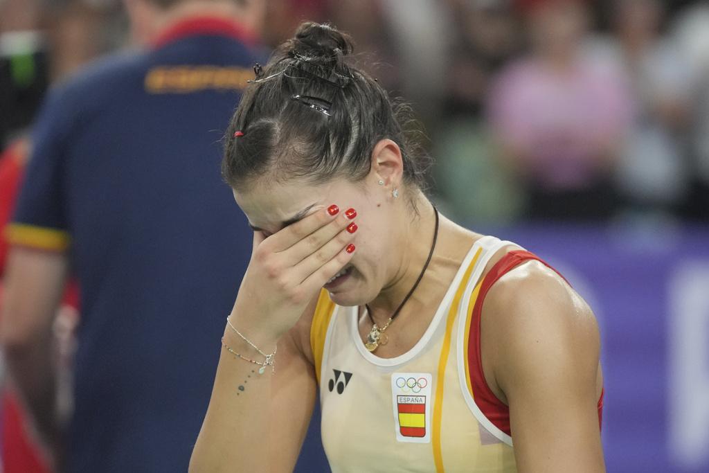 巴黎奧運|馬蓮(Carolina Marin)對何冰嬌的4強戰中,大幅領前下重傷退賽。(美聯社)