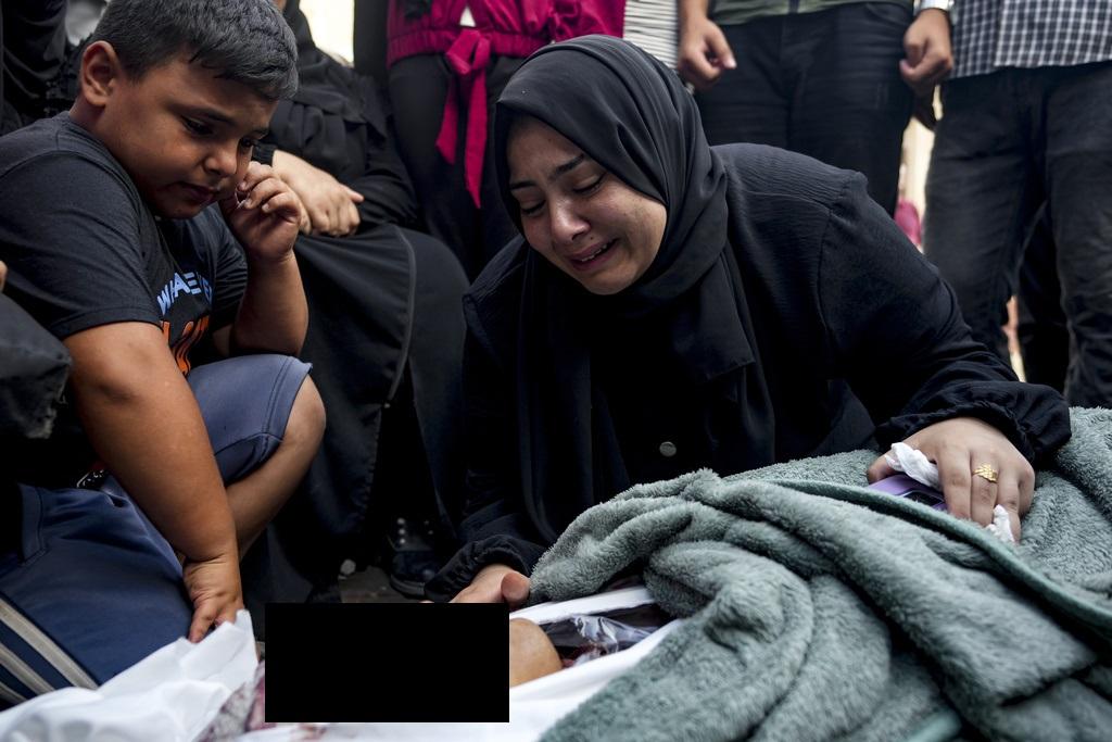 加沙中部代爾拜萊赫(Deir Al-Balah)的醫院周日被以軍炸中。(美聯社)