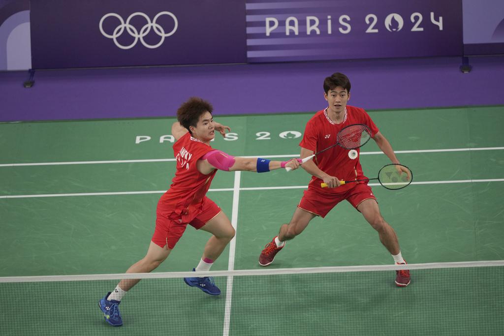 兩隊激戰三局,中國隊惜敗,未能囊括所有羽毛球雙打金牌。(美聯社)