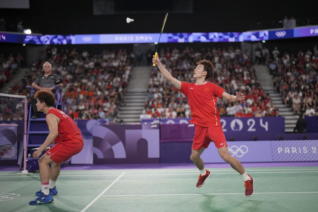 兩隊激戰三局,中國隊惜敗,未能囊括所有羽毛球雙打金牌。(美聯社)