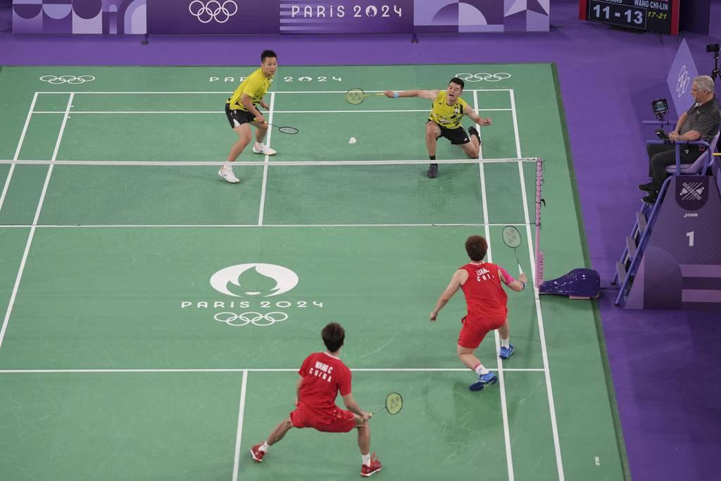 兩隊激戰三局,中國隊惜敗,未能囊括所有羽毛球雙打金牌。(美聯社)