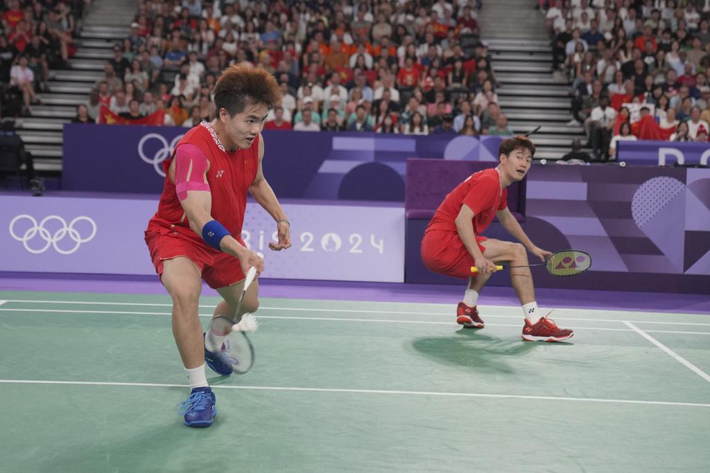 兩隊激戰三局,中國隊惜敗,未能囊括所有羽毛球雙打金牌。(美聯社)