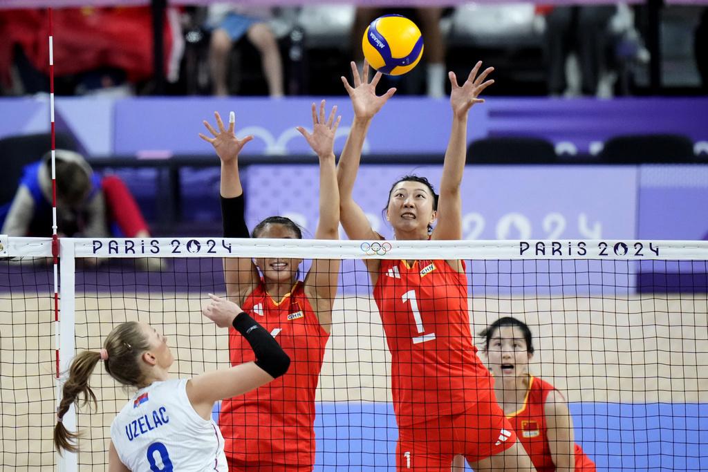 於第四局兩隊需要打至四度「刁時」,最終中國女排抵著壓力戰勝對手。(美聯社)