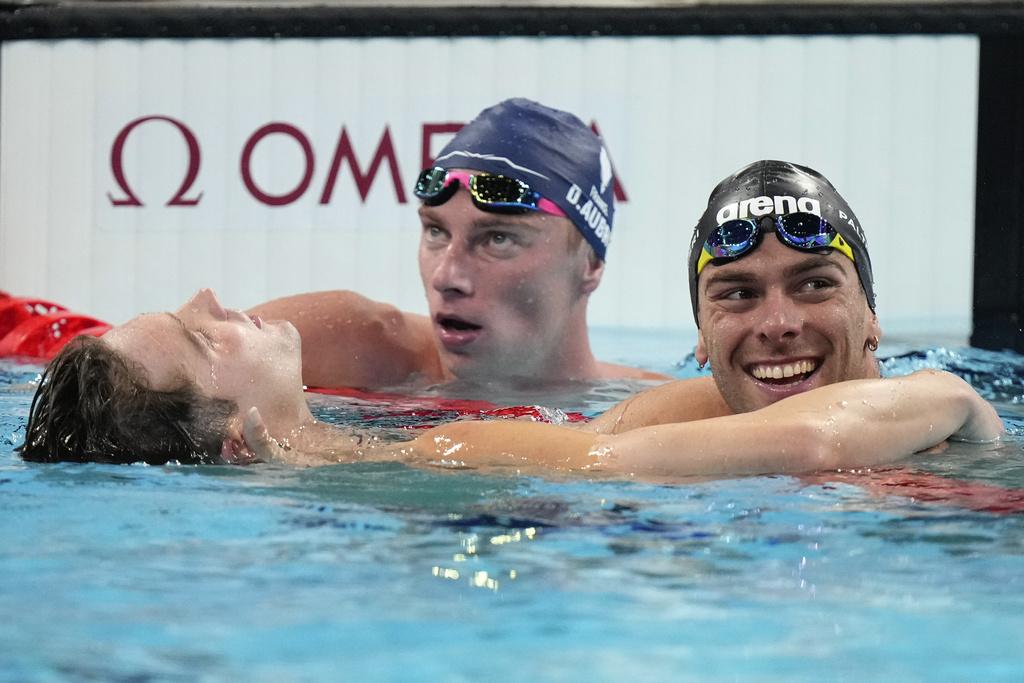 美澳兩國在巴黎奧運游泳場上競爭激烈。(美聯社)