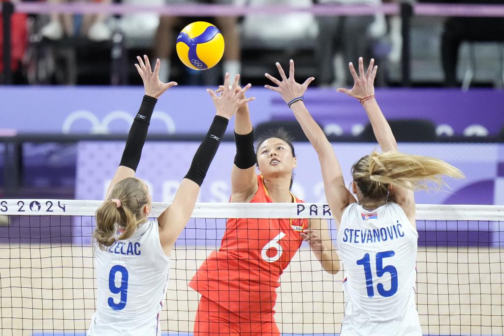 於第四局兩隊需要打至四度「刁時」,最終中國女排抵著壓力戰勝對手。(美聯社)