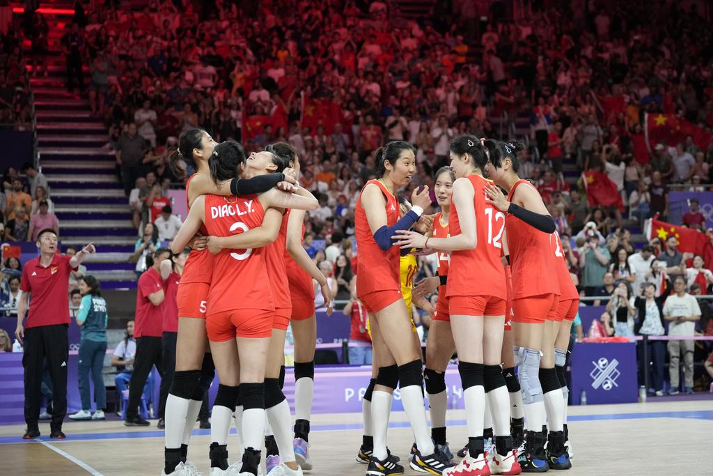 於第四局兩隊需要打至四度「刁時」,最終中國女排抵著壓力戰勝對手。(美聯社)