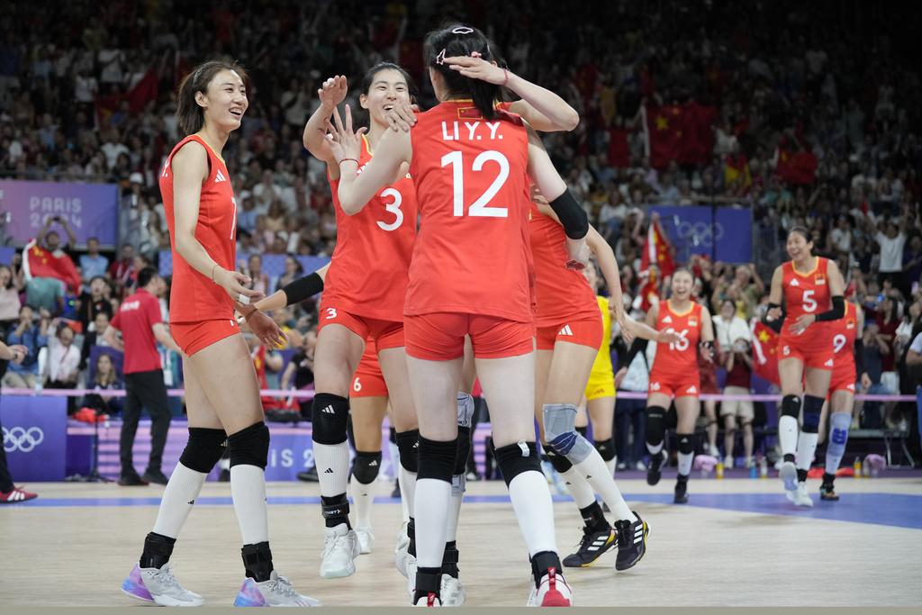 於第四局兩隊需要打至四度「刁時」,最終中國女排抵著壓力戰勝對手。(美聯社)