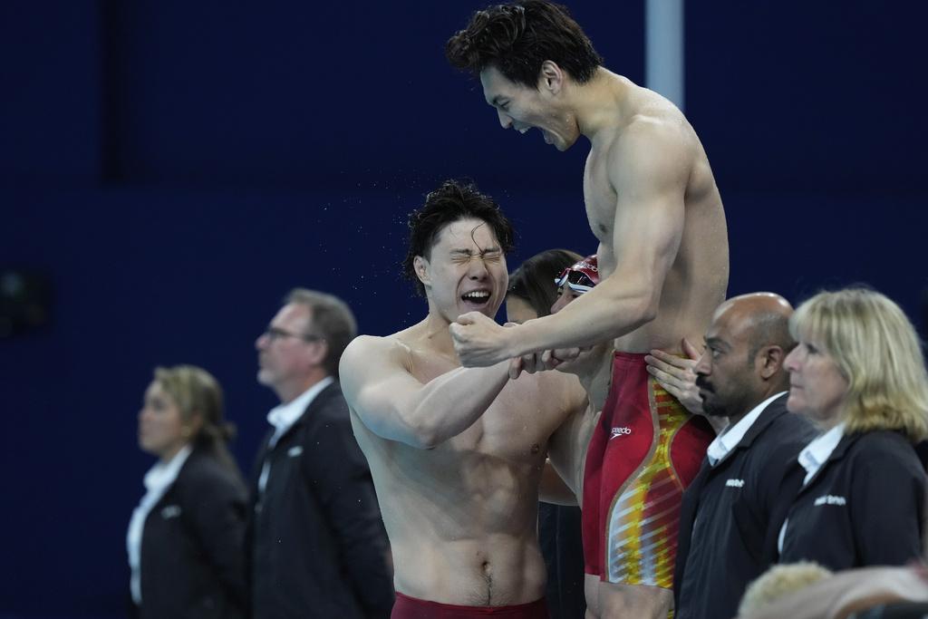 中國隊在男子4×100米混合泳中奪金。(美聯社)