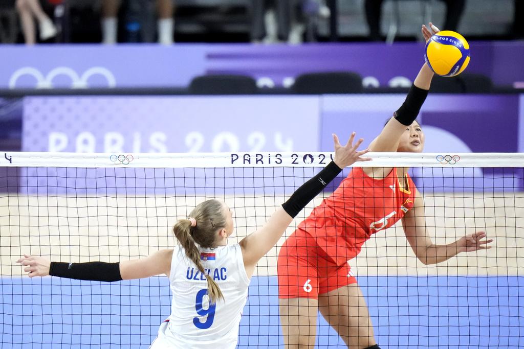 於第四局兩隊需要打至四度「刁時」,最終中國女排抵著壓力戰勝對手。(美聯社)