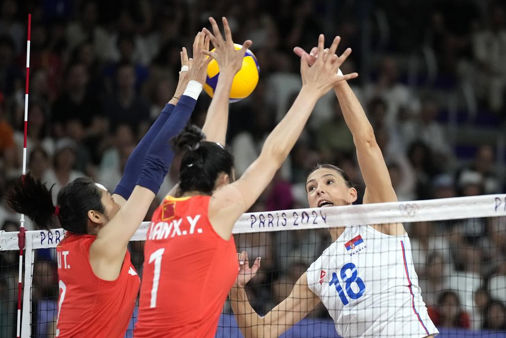 於第四局兩隊需要打至四度「刁時」,最終中國女排抵著壓力戰勝對手。(美聯社)