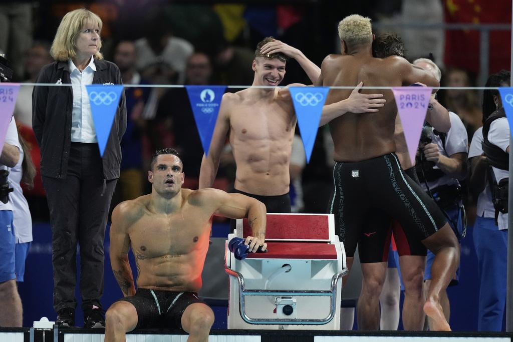 美澳兩國在巴黎奧運游泳場上競爭激烈。(美聯社)