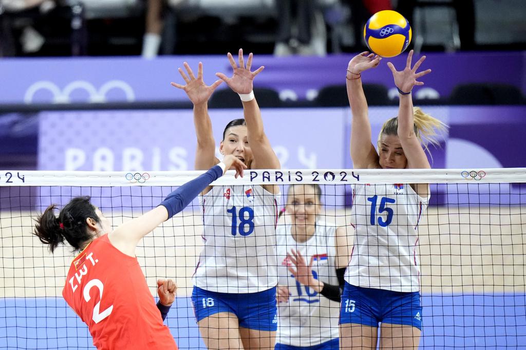 於第四局兩隊需要打至四度「刁時」,最終中國女排抵著壓力戰勝對手。(美聯社)