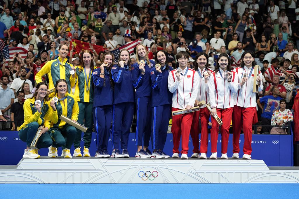 中國隊的張雨霏、萬樂天、唐錢婷及楊浚瑄在女子4×100米混合接力中奪銅。(美聯社)