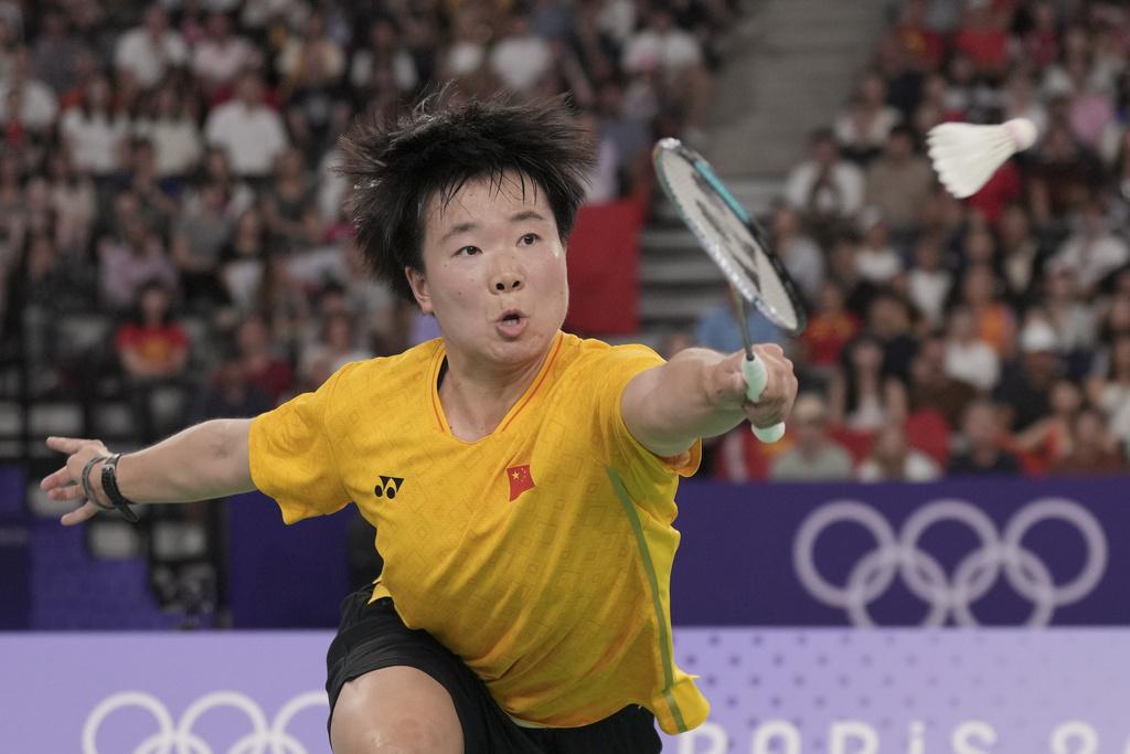巴黎奧運|羽毛球何冰嬌在女單決賽見負,取得銀牌。(美聯社)
