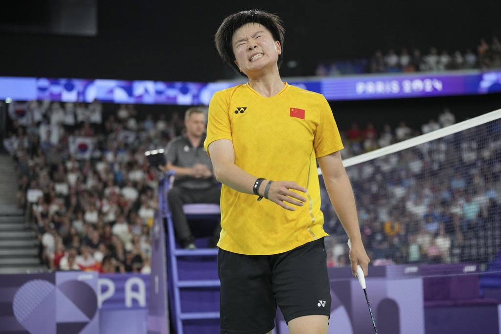 巴黎奧運|羽毛球何冰嬌在女單決賽見負,取得銀牌。(美聯社)