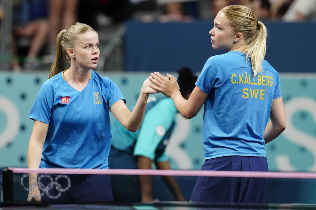 杜凱琹/李皓晴出戰首場女雙比賽,以局數3:2反勝瑞典組合。(美聯社)