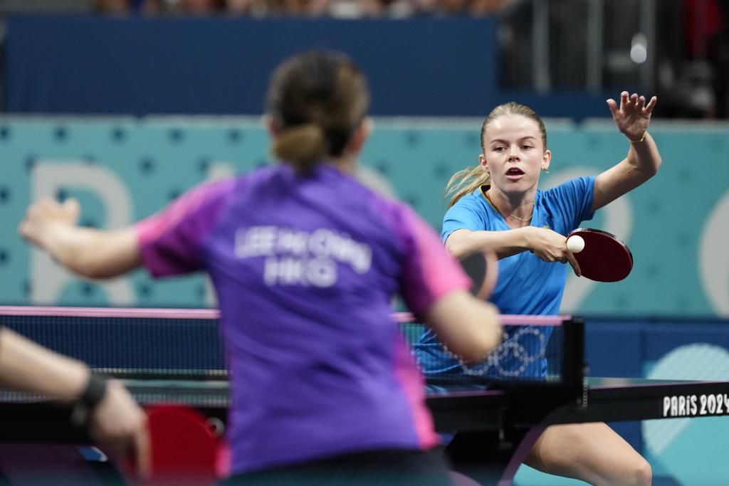 杜凱琹/李皓晴出戰首場女雙比賽,以局數3:2反勝瑞典組合。(美聯社)