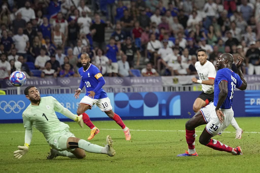桑馬迪達臨完場前的入球,為法國扳平,兩隊需踢加時。(美聯社)